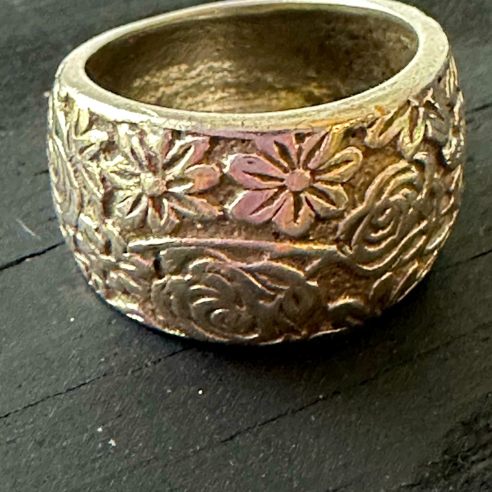 Retired Silpada floral etched sterling silver chunky ring size 8, R1583.